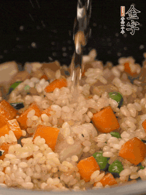 把食材轉移到電飯鍋中，倒入點清水，正常煮飯。