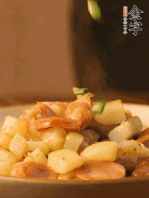 翻炒均勻，撒上蔥花后即可。