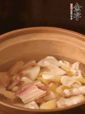 春筍、咸肉、咸肉一起入砂鍋，加姜片、料酒、清水大火煮沸到湯色變白。轉小火慢篤半小時。