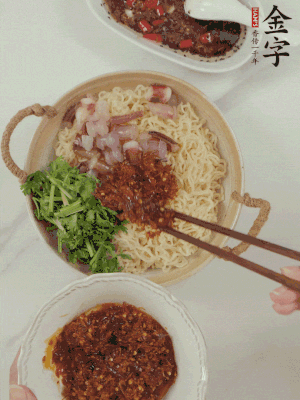 在面上鋪魷魚、香菜、金字火腿大師醬。