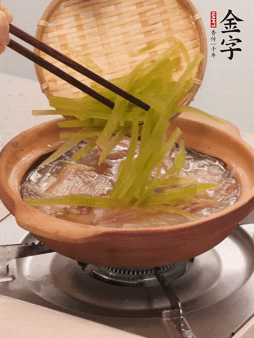 倒入熱水煮開后，轉小火燉煮10分鐘，呈奶白色湯底。