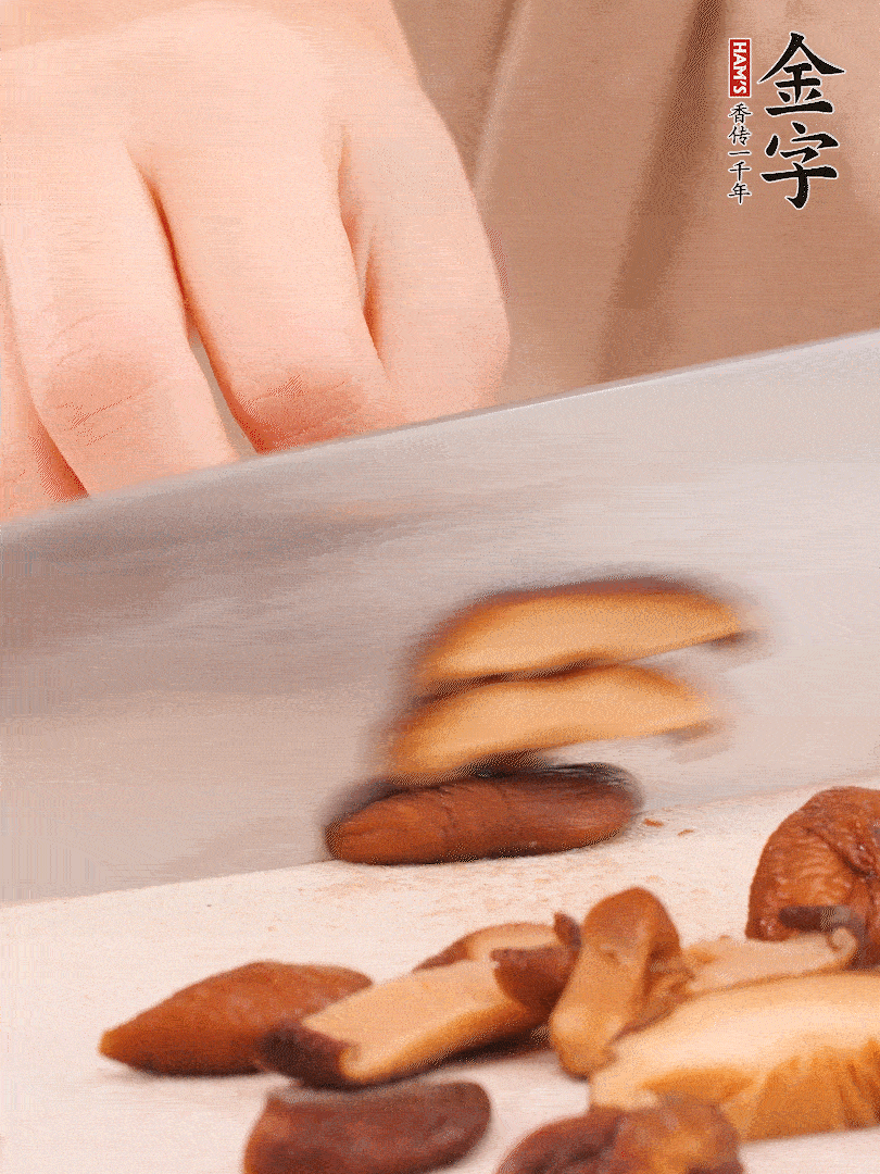 干香菇泡發，切成小塊。