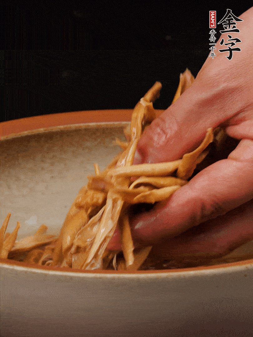 農(nóng)家土筍尖提前泡軟，用刀劃成細(xì)絲，這樣會(huì)更加入味。