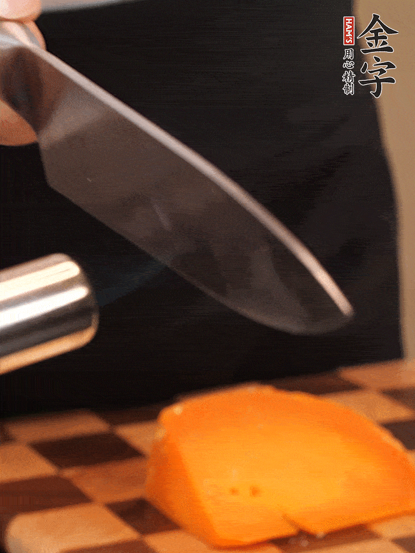 間隔擺上哈密瓜、奶酪、迷迭香、核桃仁