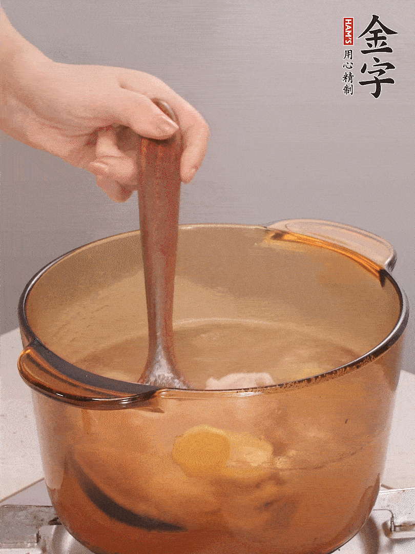 鴨肉、白果、火腿、生姜一起放入砂鍋，清水沒過食材，大火燉煮1小時(shí)