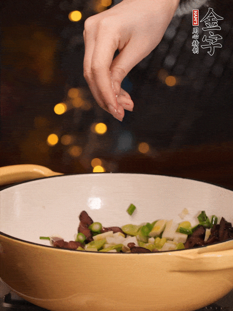 可以加點(diǎn)點(diǎn)水，再加菜苔，加點(diǎn)鹽、味精調(diào)味