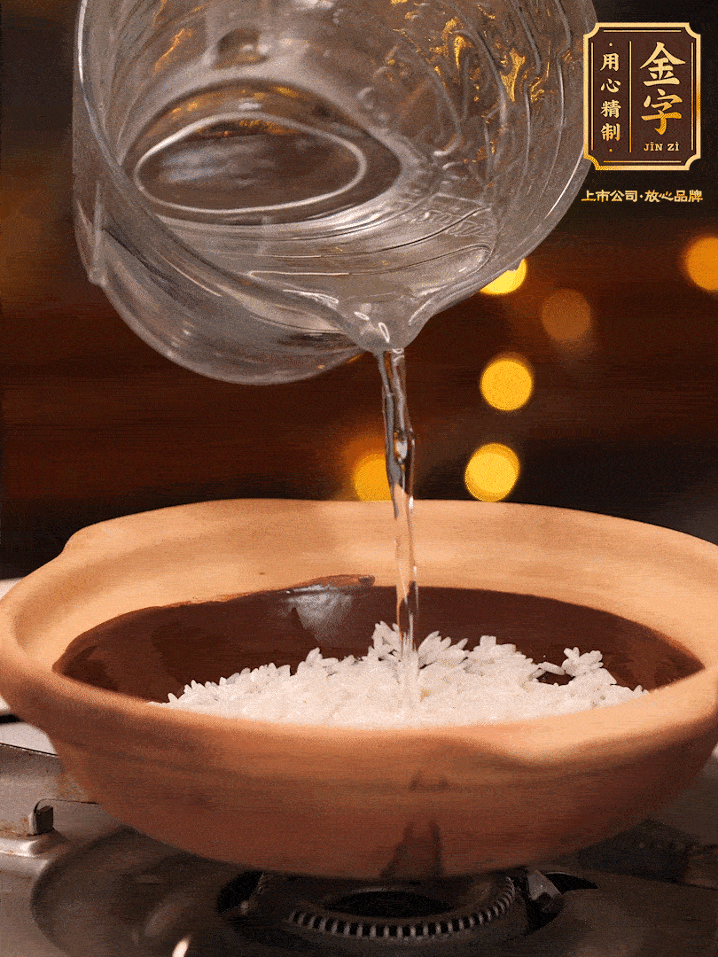 選一個(gè)中意的砂鍋加入1勺花生油并刷勻，倒入泡好的絲苗米、開(kāi)大火煮至沸騰冒大泡后，轉(zhuǎn)中火蓋蓋燜煮5分鐘