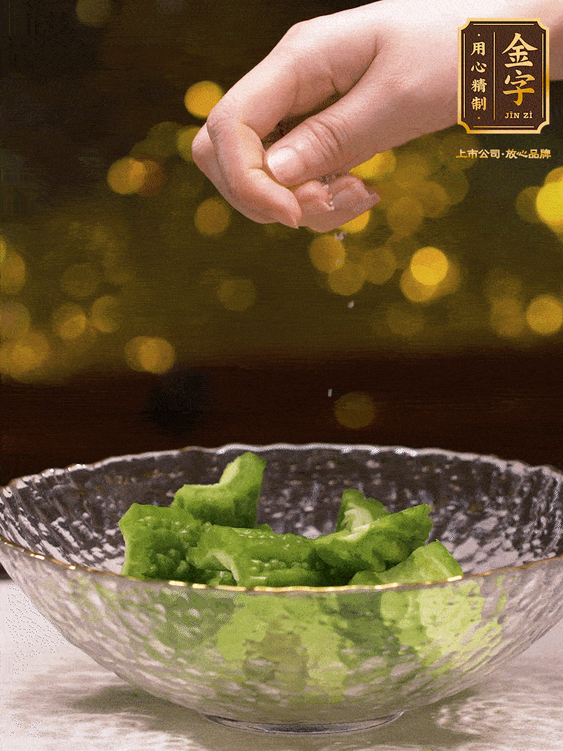 處理好的苦瓜切段（5cm），加點鹽鹽腌一下，去除一下苦味