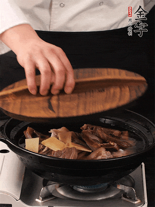 大火煮到沸騰后，轉中小火慢燉1個半小時。