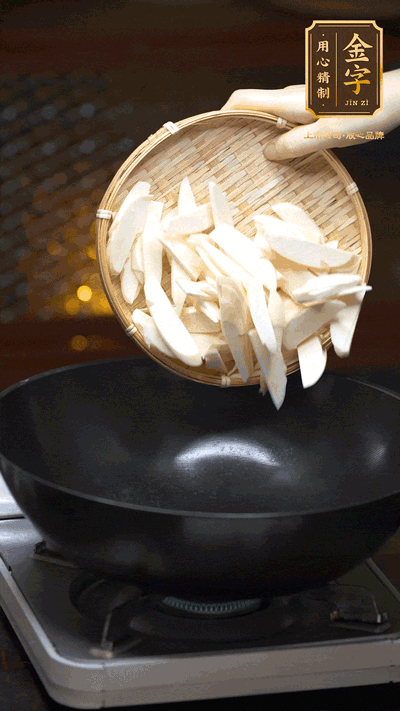 油至5成熱，下茭白塊翻炒，慢慢煎炒至表面微微焦黃