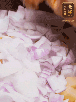 倒入洗干凈的大米、土豆丁、洋蔥碎、排骨、金字火腿xo醬、水