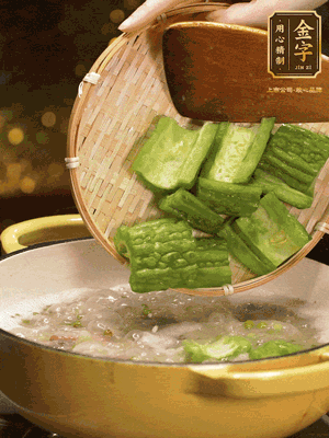 倒入熱水，和泡開的綠豆（連水）和火腿片，大火燒開燉一個小時