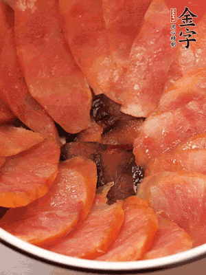 深碗涂抹豬油，頂端鋪枸杞，間隔鋪上香腸、醬油肉片