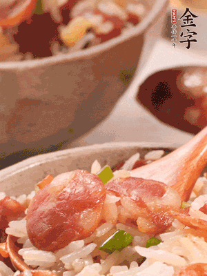 開蓋后，沿鍋邊淋2大勺花生油，大火烤出鍋巴。輕輕翻拌一下，撒點(diǎn)蔥花。