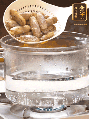 煮一鍋沸水，下蟶子汆燙30秒，撈出浸入冰水，取出蟶子肉