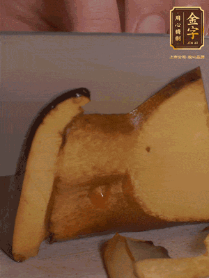 2個牛肝菌切丁，1個牛肝菌切片；金字香腸1根切丁，1根切片