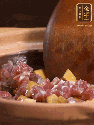 熱油下蒜片，倒入香腸丁、牛肝菌丁翻炒出香味