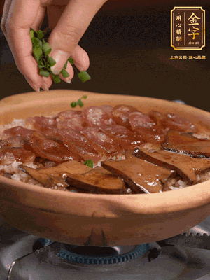 最后鋪上牛肝菌，爭分奪秒地倒上醬汁，撒點小蔥花
