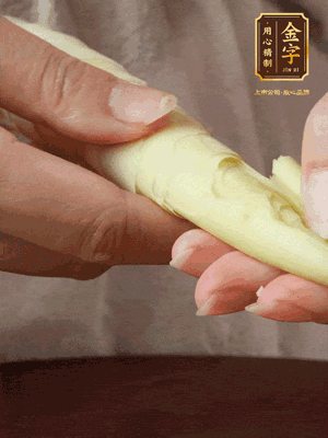 春筍沿著外皮豎著淺劃一刀，剝下外殼，切掉尾部的老根，切滾刀塊。（這個(gè)時(shí)候的春筍最為鮮嫩脆爽，不需要焯水去除澀味）