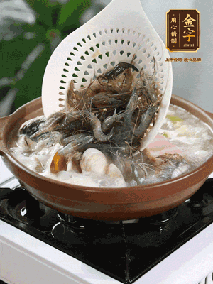 最后加一把蛤蜊、一把河蝦燜2分鐘，放一點白胡椒粉調(diào)味，撒上蔥花點綴！