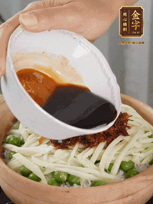 繼續(xù)小火燜3分鐘，淋上XO醬攪拌均勻。
