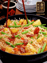 加水，沒(méi)過(guò)大部分食材。把瀝干水分的米飯均勻地鋪在上面，筷子戳幾個(gè)洞