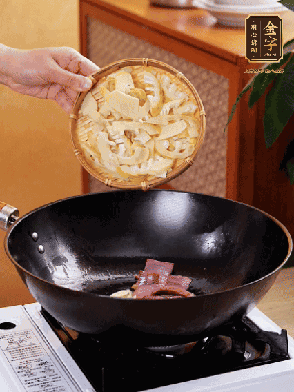 油熱，下蒜末、火腿煸炒出香味，再下筍片微微翻炒