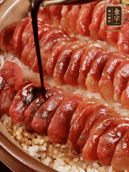 淋上醬汁攪拌均勻
調(diào)一個(gè)醬汁：生抽2匙、老抽半匙、蠔油半匙、白砂糖1/3匙、雞精1/3匙、香油5滴、水1匙