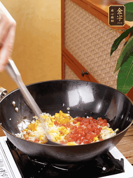 放隔夜飯攪散，加香腸，1勺生抽、半勺鹽調味。最后撒蔥花