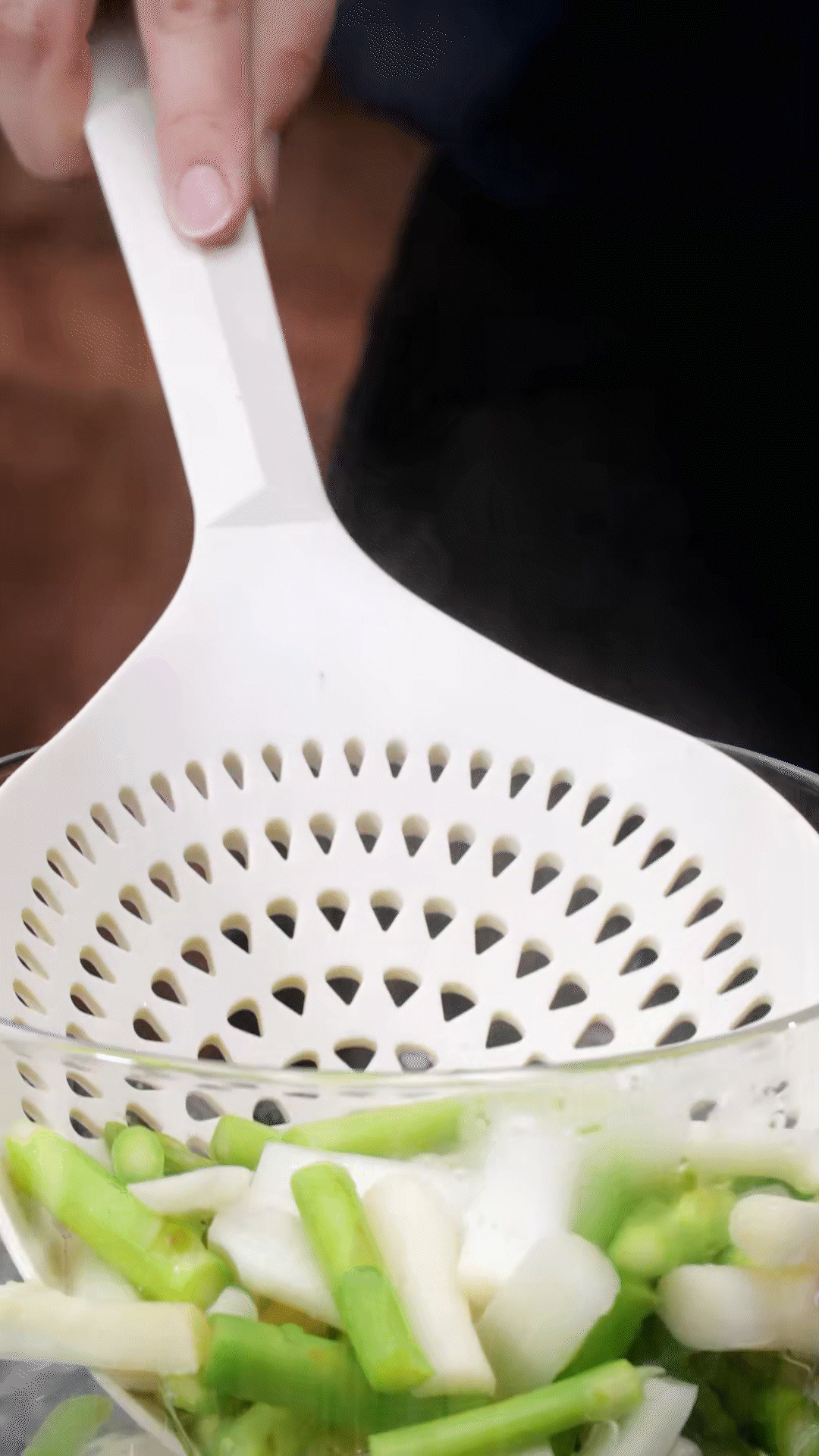 蘆筍切去老根，削皮后切斷焯水
